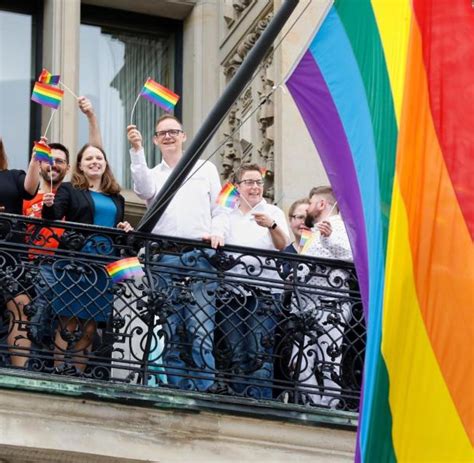 Viele briten nutzen die regenbogenflagge inzwischen, um mitarbeitern des gesundheitssystems zu danken. Regenbogenflagge weht am Hamburger Rathaus - WELT