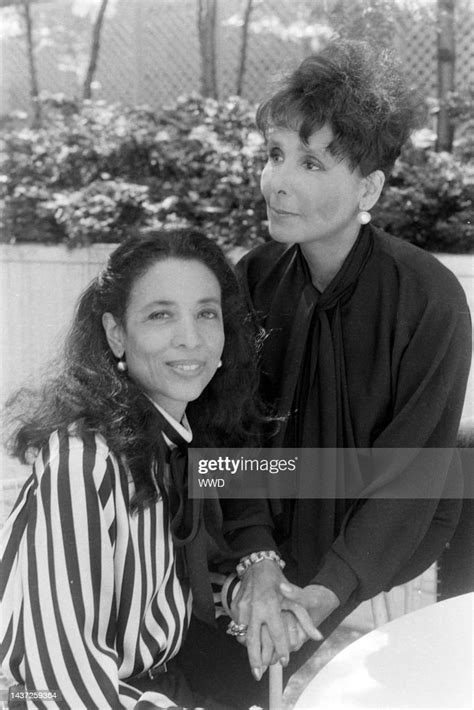 Gail Lumet Buckley And Her Mother Lena Horne Pose For A Portrait