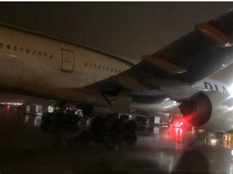 ٹورنٹو پی آئی اے کا طیارہ ٹیکسی کے دوران ایئر فرانس کی پرواز سے ٹکرا گیا مسافر محفوظ