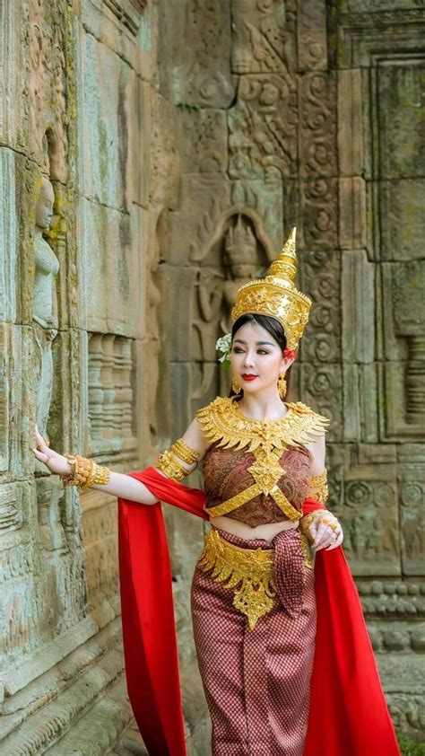 🇰🇭 Beautiful Cambodian Lady Wearing Ancient Costume 🇰🇭 Cambodia