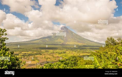Mayon Volcano In Legazpi Philippines Mayon Volcano Is An Active