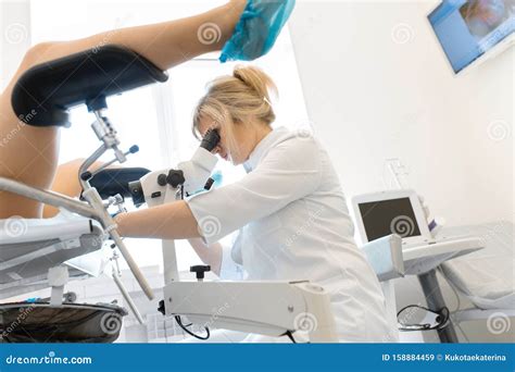 ein gynäkologe untersucht einen patienten auf einem gynäkologischen stuhl workflow eines