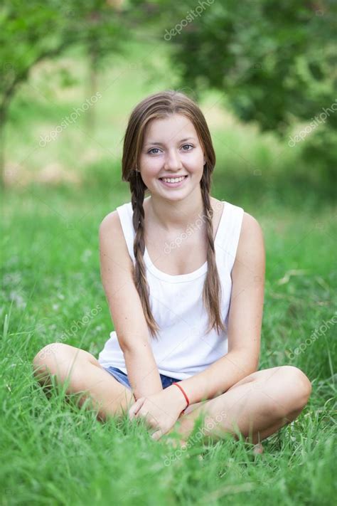 Beautiful Teen Girl In The Park At Green Grass — Stock Photo
