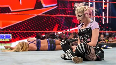 Alexa Bliss Pins Charlotte Flair In A Dark Match Ahead Of Their Wwe Extreme Rules Match