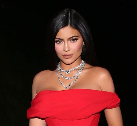 Kylie Jenner Sieht In Einem Roten Kleid In Voller Länge Umwerfend Aus