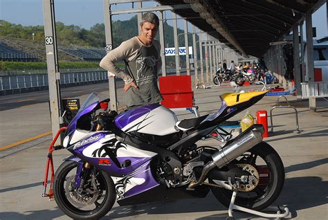 The paint plays off the builder's design, and the design heightens the effect of the paint. Show me your (tasteful) custom paintjobs! - Suzuki GSX-R ...