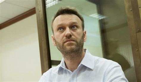 На видео из колонии видно, как он прогуливается по комнате степенной, уверенной походкой. Суд над Навальным: блогер проведет в колонии общего режима ...
