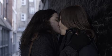 rachel weisz and rachel mcadams share a steamy kiss in ‘disobedience trailer watch now