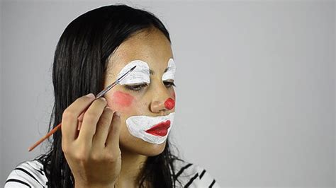 How To Apply Clown Makeup For Tutorial Pics