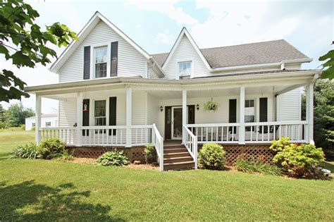 7 White Farmhouses That Will Convince You to Pack Up And Move to the