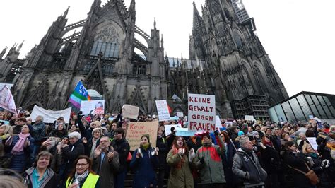cologne attacks more than 500 complaints filed over new year s eve assaults abc news