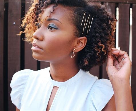 25 Ways You Ve Never Thought To Wear Bobby Pins Bobby Pin Hairstyles Natural Hair Styles