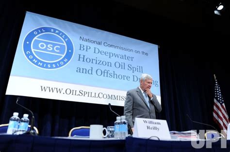 Photo Bob Graham Chairmen Of The National Commission On The Bp