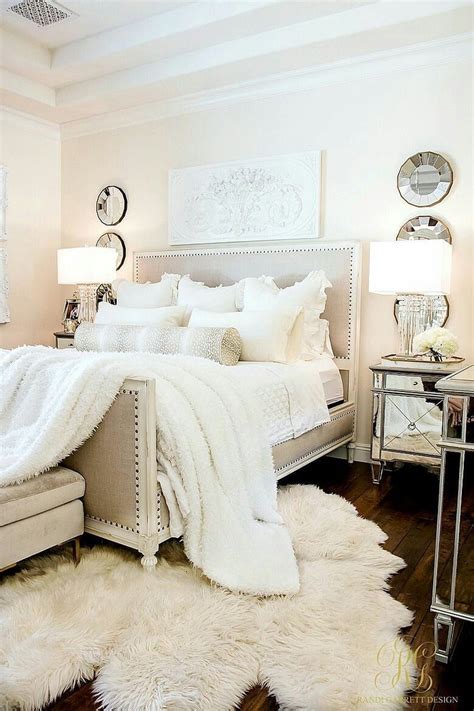 10 White Bedding Decor Ideas