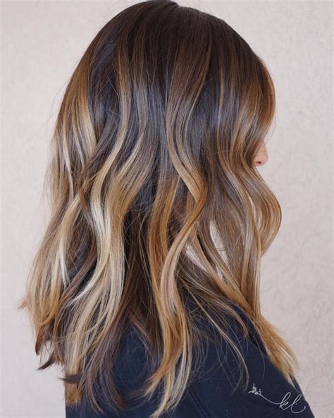 Dimensional Caramel Balayage Hair | Cheveux bruns mèches blondes