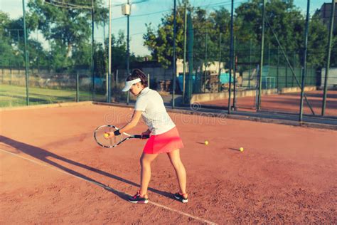 Спортсменка тенниса играя на суде глины Здоровый фитнес Atractive девушка играя теннис Стоковое