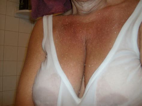 Mature Loves To Show Off Her Cleavage And Tits Pics Xhamster