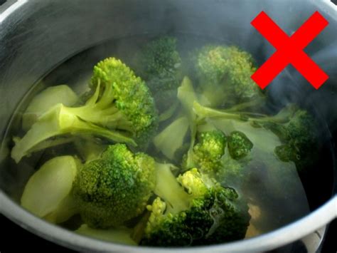 Si no os gusta cocinar con el papel film, existen recipientes muy útiles para el microondas , que se hacen con silicona y que vienen muy. forma correcta de cocinar brocoli | CocinaDelirante