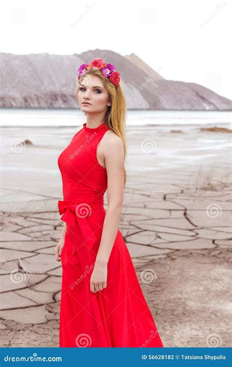 Schönes Sexy Nettes Mädchen Mit Dem Langen Blonden Haar In Einem Langen Roten Abendkleid Mit