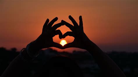 Heart Hands Sunset Love Sun 4k Hd Wallpaper