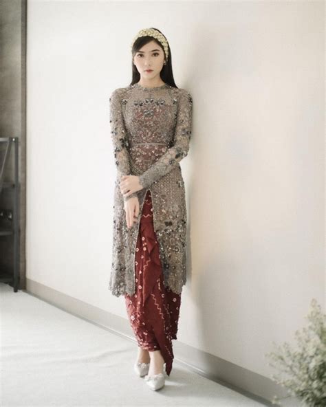 6 Inspirasi Model Kebaya Panjang Brokat Yang Elegan Dan Menawan