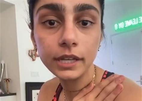 بالفيديو ميا خليفة تبكي وتتضامن مع بلدها الأم