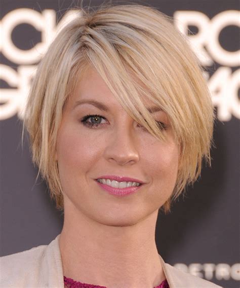 jenna elfman short straight layered light champagne blonde bob haircut with side swept bangs and