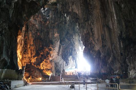 Untuk menuju batu caves, kami berganti kereta meggunakan komuter menuju stasiun batu caves yang merupakan stasiun pemberhentian terakhir. Malaysia KL Batu cave バトゥ洞窟 写真集