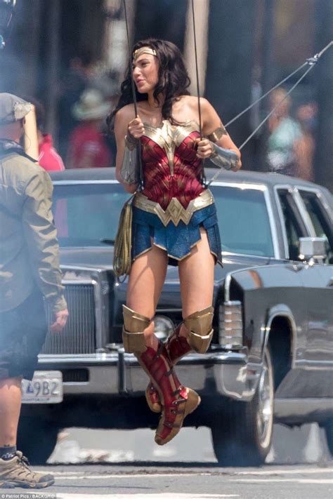 Gal Gadot Is Wonder Woman As She Does Incredible Aerial Gymnastics Daily Mail Online