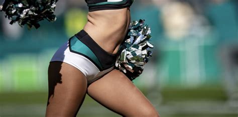 Look NFL World Reacts To Eagles Cheerleader Video The Spun What S