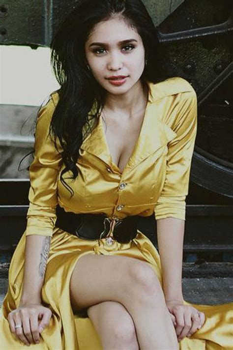 Foto Seksi Bibie Julius Gold Dress Gubug Seleb