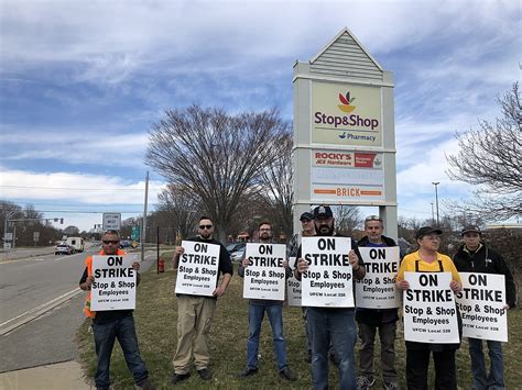 Union Workers At Stop And Shop Supermarkets On Strike