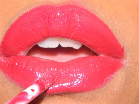 They tend to make lips look smaller. Rumela the shopaholic...: How to make your thin lips look ...