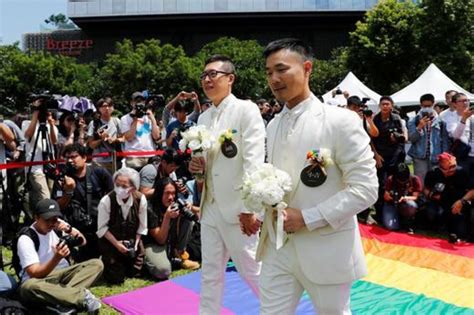 Taiwan Gay Marriage Hundreds Of Couples In Taiwan Tie The Knot Marking The First Same Sex