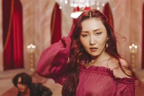 Maria Devient La Première Vidéo Solo De Hwasa De Mamamoo à Atteindre