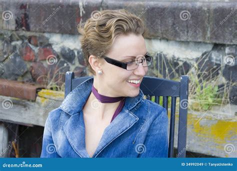 Portret Van Een Leuk Glimlachend Meisje In Een Bril Buiten Stock Afbeelding Image Of Leuk
