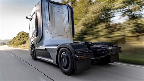 Akku und Wasserstoff So sieht Daimlers Konzept für E LKW aus