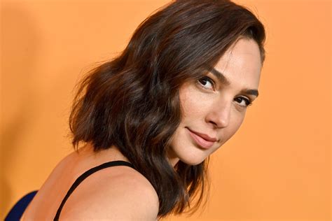 Gal Gadot Shows She Is Proud To Be Jewish In Stunning Selfie Parade