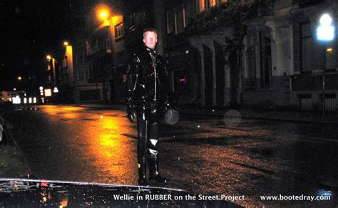wellie s update with rubber fisting video 20120714 and 20120722 bootedray
