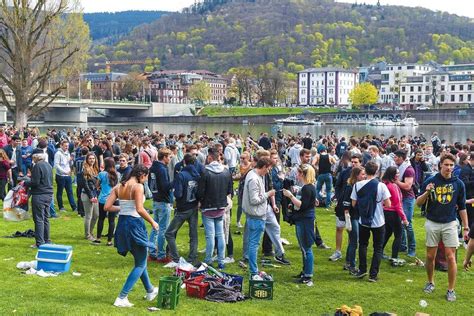 Abi Feier Auf Der Neckarwiese Ein Anst Ndiger Jahrgang Heidelberg
