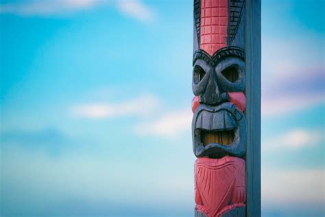 The Real Story Of Tiki Totem Poles As Ancestry Preservation Comet Atomic