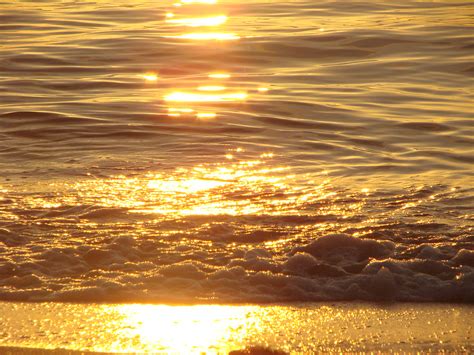 Golden Sun Rays Sun Rays Glistening Off The Water In Naple Flickr