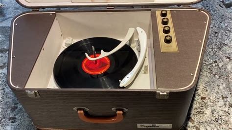 1963 Magnavox Suitcase Record Player Model 1sc236a Youtube