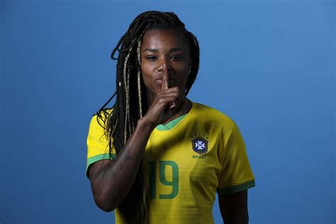 Do Orfanato Até A Seleção Brasileira Ludmila Dribla Adversidades Para