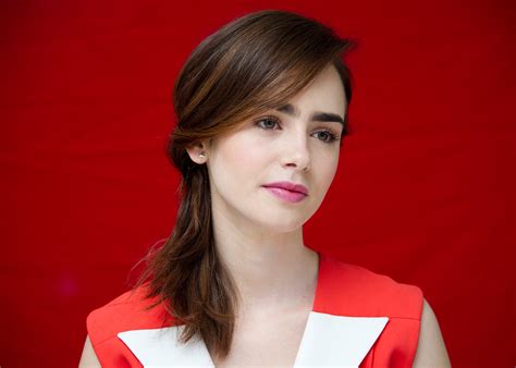 Lily Collins Cute Wallpaper