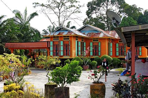 The existence of kutai house is since the 1800s, hence the name. tradisional malay house | House styles, Architecture house ...