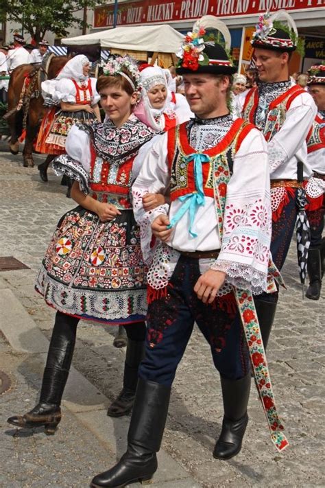 The women's traditional clothing consisted of two aprons, tied in the front and back, and a white blouse. Traje regional del Sur de Moravia, Republica Checa. | Folk ...