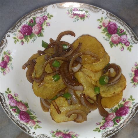 Tapi siapa sangka, ayam goreng yang bertabur kremesan ini terbuat dari parutan lengkuas yang dimasak sedemikian rupa sehingga memiliki citarasa gurih yang menggoda selera makan. My Life & My Loves ::.: Ayam Masak Cili Kering