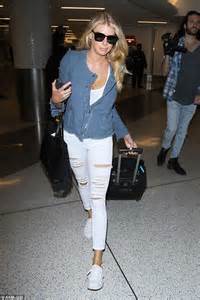 Charlotte Mckinney Covers Up At Lax Before Posting Bikini Photo To Instagram Daily Mail Online