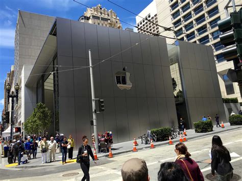 To access the details of the store (locations, store hours, website and current deals) click on the location or the store name. Check out the crazy detail at Apple's new San Francisco store